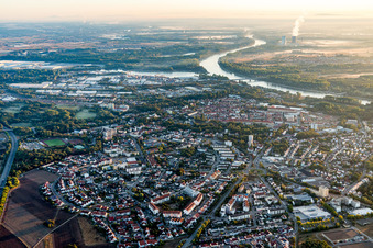 Stadtansicht am Ufer des Flußverlaufes des Rhein in Germersheim im Bundesland Rheinland-Pfalz, Deutschland