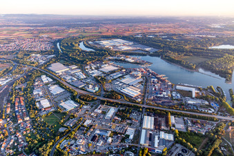 Kaianlagen und Schiffs- Anlegestellen am Hafenbecken des Binnenhafen des Rhein in Germersheim im Bundesland Rheinland-Pfalz, Deutschland