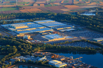 Insel Grün mit Mercedes-Benz Global Logistics Center in Germersheim im Bundesland Rheinland-Pfalz, Deutschland