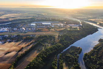 Landebahn des FSL Flugplatz Speyer/Ludwigshafen von Westen im Bundesland Rheinland-Pfalz, Deutschland