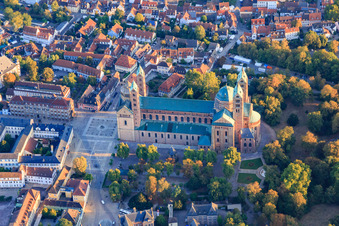 Domplatz von Süden mit Dom zu Speyer im Bundesland Rheinland-Pfalz, Deutschland