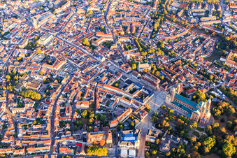 Luftbild von Domplatz von Süden mit Dom zu Speyer,  Historisches Museum der Pfalz und Maximilianstr im Bundesland Rheinland-Pfalz, Deutschland