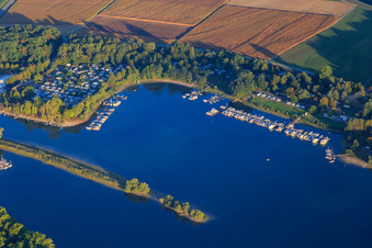 Angehofer Althrhein Reffethal mit Bootsstegen des 1. MBC Speyer und  Bootshaus Rudergesellschaft Speyer 1883e.V im Bundesland Rheinland-Pfalz, Deutschland