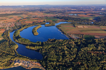 Luftbild von Kollersee mit Leberwurstinsel in Brühl im Bundesland Rheinland-Pfalz, Deutschland