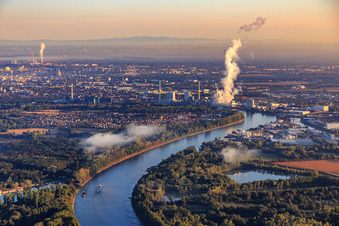 Rhein zwischen Altrip und Rheinau in Mannheim im Bundesland Baden-Württemberg, Deutschland