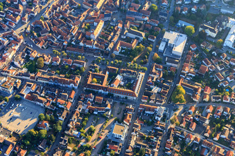 Parkhof, Wilhelmstraße und Martin-Buber-Schule in Heppenheim im Bundesland Hessen, Deutschland