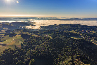 Luftbild von Ortsteil Breitenwiesen vor tiefen Wolken im Odenwald im Ortsteil Gadernheim in Lautertal im Bundesland Hessen, Deutschland