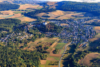 Luftaufnahme von Ortsansicht mit Schloß Lichtenberg aus Süden im Ortsteil Niedernhausen in Fischbachtal im Bundesland Hessen, Deutschland