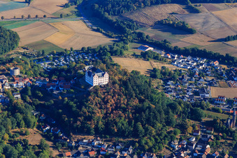 Schrägluftbild von Ortsansicht mit Schloß Lichtenberg aus Süden im Ortsteil Niedernhausen in Fischbachtal im Bundesland Hessen, Deutschland