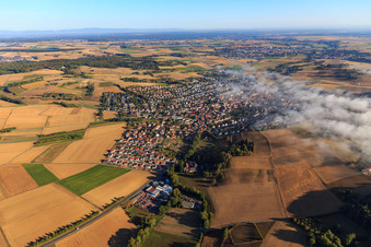 Ortsansicht mit tiefen Wolken aus Süden in Groß-Bieberau im Bundesland Hessen, Deutschland