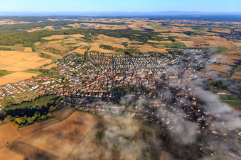 Ortsansicht mit tiefen Wolken aus Südosten in Groß-Bieberau im Bundesland Hessen, Deutschland