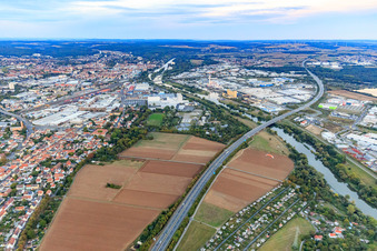 Autobahnbrücke der A70 über den Main zum Gewerbegebiet Maintal im Ortsteil Oberndorf in Schweinfurt im Bundesland Bayern, Deutschland