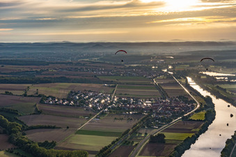 Luftbild von Zwei Gleitschirme bei Sonnenaufgang über dem Main im Ortsteil Untertheres in Theres im Bundesland Bayern, Deutschland