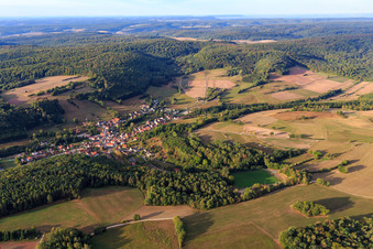 Dorfansicht aus Norden mit Sportplatz des  SV Neuschleichach in Oberaurach im Bundesland Bayern, Deutschland