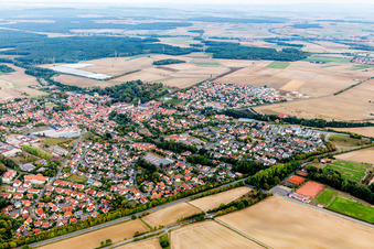 Ortsansicht am Rande von landwirtschaftlichen Feldern und Nutzflächen in Wiesentheid im Bundesland Bayern, Deutschland