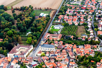 Gebäude und Schloßpark- Anlagen des Wasserschloß Graf Schönborn in Wiesentheid im Bundesland Bayern, Deutschland
