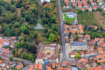 Schloßplatz mit Graf Schönborn - Schloss und Schlosspark Wiesentheid und  Mauritiuskirche Wiesentheid im Bundesland Bayern, Deutschland
