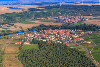 Dorfansicht am Main von Osten im Ortsteil Fahr in Volkach im Bundesland Bayern, Deutschland