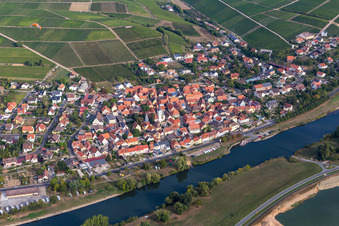 Schrägluftbild von Ortsteil Obereisenheim in Eisenheim im Bundesland Bayern, Deutschland