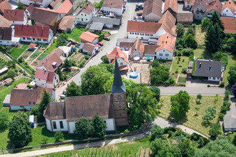 Protest. Kirche im Ortsteil Rechtenbach in Schweigen-Rechtenbach im Bundesland Rheinland-Pfalz, Deutschland aus der Luft