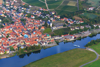 Friedhof und Kirche St. Johannes der Täufer über der Mainfähre Wipfeld im Bundesland Bayern, Deutschland
