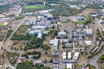 Campus- Gebäude der Julius-Maximilians-Universität in Würzburg im Ortsteil Frauenland im Bundesland Bayern, Deutschland