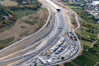 Luftbild von Baustelle zum Neubau der Streckenführung des Katzenbergtunnel im Verlauf des Autobahn- Tunnelbauwerk der BAB A3 im Ortsteil Heidingsfeld in Würzburg im Bundesland Bayern, Deutschland