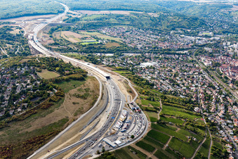 Luftaufnahme von Baustelle zum Neubau der Streckenführung des Katzenbergtunnel im Verlauf des Autobahn- Tunnelbauwerk der BAB A3 im Ortsteil Heidingsfeld in Würzburg im Bundesland Bayern, Deutschland