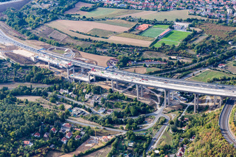 Bauarbeiten an der Talbrücke Heidingsfeld und Verlauf der Bundesautobahn A3 im Süden von Würzburg. Die Talbrücke erstreckt sich über ein Tal zwischen dem Nonnenberg und dem Katzenberg im Bundesland Bayern, Deutschland