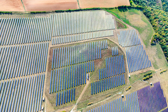 Luftbild von Goße Freiflächen-Solarstromanlagen im Ortsteil Moos in Geroldshausen im Bundesland Bayern, Deutschland