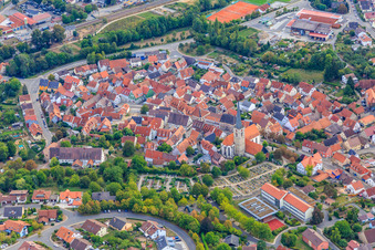 Altstadtkern mit kathol. Kirche St. Peter und Paul am Friedhof in Grünsfeld im Bundesland Baden-Württemberg, Deutschland