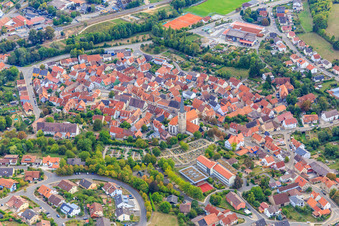 Luftaufnahme von Altstadtkern mit kathol. Kirche St. Peter und Paul am Friedhof in Grünsfeld im Bundesland Baden-Württemberg, Deutschland