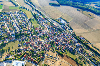 Dorfansicht an der Bahnlinie aus Nordosten im Ortsteil Eubigheim in Ahorn im Bundesland Baden-Württemberg, Deutschland