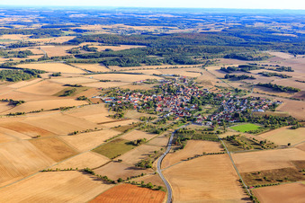 Dorfansicht aus Norden im Ortsteil Berolzheim in Ahorn im Bundesland Baden-Württemberg, Deutschland