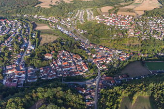 Ortsansicht der Straßen und Häuser der Wohngebiete in Adelsheim im Bundesland Baden-Württemberg, Deutschland