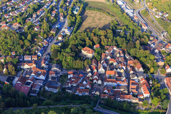 Luftbild von Schloss Adelsheim Rentamt im Schlosspark und Oberschloss an der Markstr im Bundesland Baden-Württemberg, Deutschland