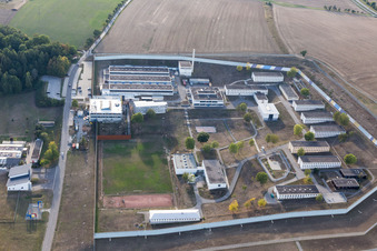 Luftbild von Gefängnis- Gelände und Sicherheitsumzäunung der Justizvollzugsanstalt Justizvollzugsanstalt Adelsheim in Adelsheim im Bundesland Baden-Württemberg, Deutschland