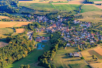 Luftaufnahme von Dorfansicht im Tiefenbachtal aus Osten in Gundelsheim im Bundesland Baden-Württemberg, Deutschland