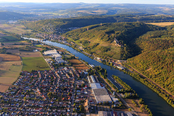 Luftaufnahme von Burg Hornberg mit Hochzeitskapelle über den Weinbergen am Neckar in Neckarzimmern im Bundesland Baden-Württemberg, Deutschland