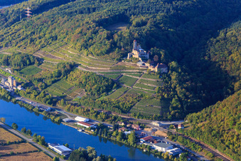 Schrägluftbild von Burg Hornberg mit Hochzeitskapelle über den Weinbergen am Neckar in Neckarzimmern im Bundesland Baden-Württemberg, Deutschland
