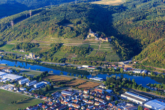 Burg Hornberg mit Hochzeitskapelle über den Weinbergen am Neckar in Neckarzimmern im Bundesland Baden-Württemberg, Deutschland von oben gesehen