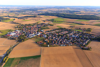 Luftaufnahme von Ortsansicht im Kraichgau aus Norden in Siegelsbach im Bundesland Baden-Württemberg, Deutschland