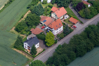 Hauptstraße B427 in Hergersweiler im Bundesland Rheinland-Pfalz, Deutschland