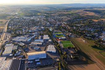 Ortsansicht von Osten mit Sportpark und Industriegebiet Neulandstraße und H+E Gruppe und French Consulting GmbH in Sinsheim im Bundesland Baden-Württemberg, Deutschland