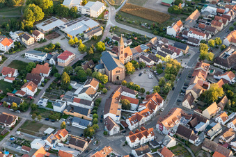Kirchengebäude der Pfarrkirche St. Nikolaus im Dorfkern in Ubstadt-Weiher im Bundesland Baden-Württemberg, Deutschland