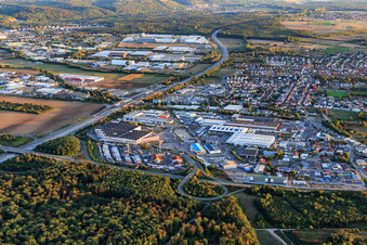 Gewerbegebiet Im Ochsenstall an der Ausfahrt der B35 von der A5 mit Zollamt Bruchsal und Simon Hegele Automotive Solutions GmbH im Ortsteil Karlsdorf in Karlsdorf-Neuthard im Bundesland Baden-Württemberg, Deutschland