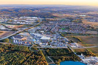Luftbild von Gewerbegebiet Im Ochsenstall an der Ausfahrt der B35 von der A5 mit Zollamt Bruchsal und Simon Hegele Automotive Solutions GmbH im Ortsteil Karlsdorf in Karlsdorf-Neuthard im Bundesland Baden-Württemberg, Deutschland