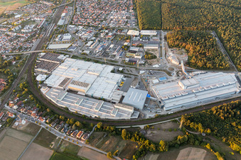 Erweiterungs - Neubau - Baustelle an den Gebäuden und Produktionshallen des Werksgelände der SEW-EURODRIVE GmbH & Co KG in Graben-Neudorf im Bundesland Baden-Württemberg, Deutschland von der Drohne aus gesehen