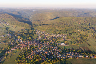 Luftbild von Dossenheim-sur-Zinsel im Bundesland Bas-Rhin, Frankreich