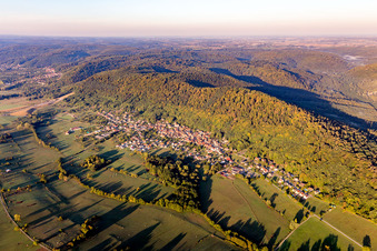 Luftbild von Dorf - Ansicht am Rande der Nordvogesen in Ernolsheim-les-Saverne in Grand Est in Ernolsheim-lès-Saverne im Bundesland Bas-Rhin, Frankreich